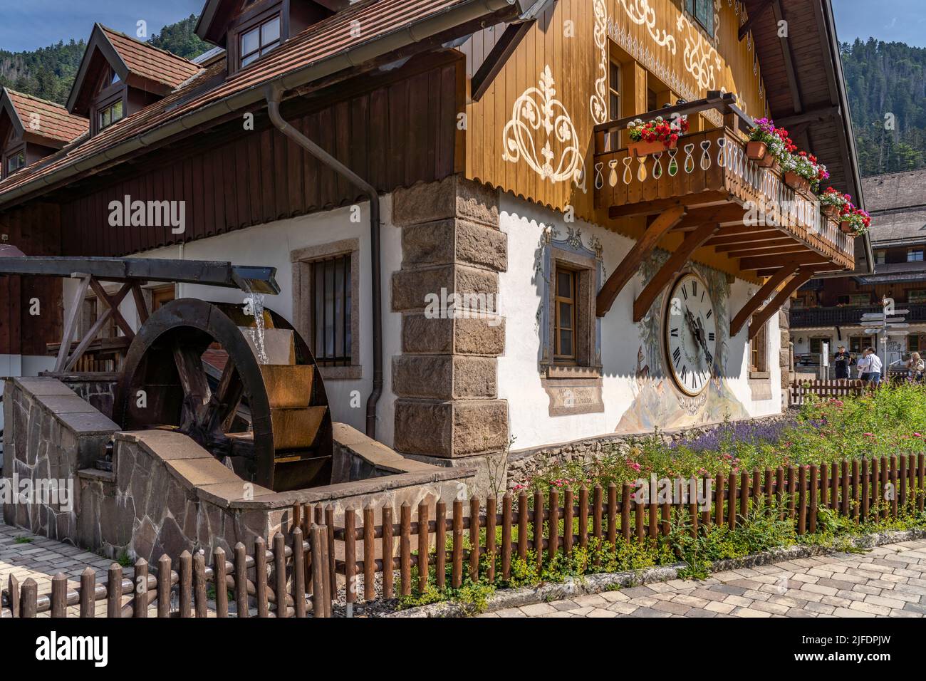 Traditionelles Schwarzwaldhaus mit Mühle des Hofgut Sternen bei Breitnau, Schwarzwald, Baden-Württemberg, Deutschland |  Traditional Black Forest hous Stock Photo