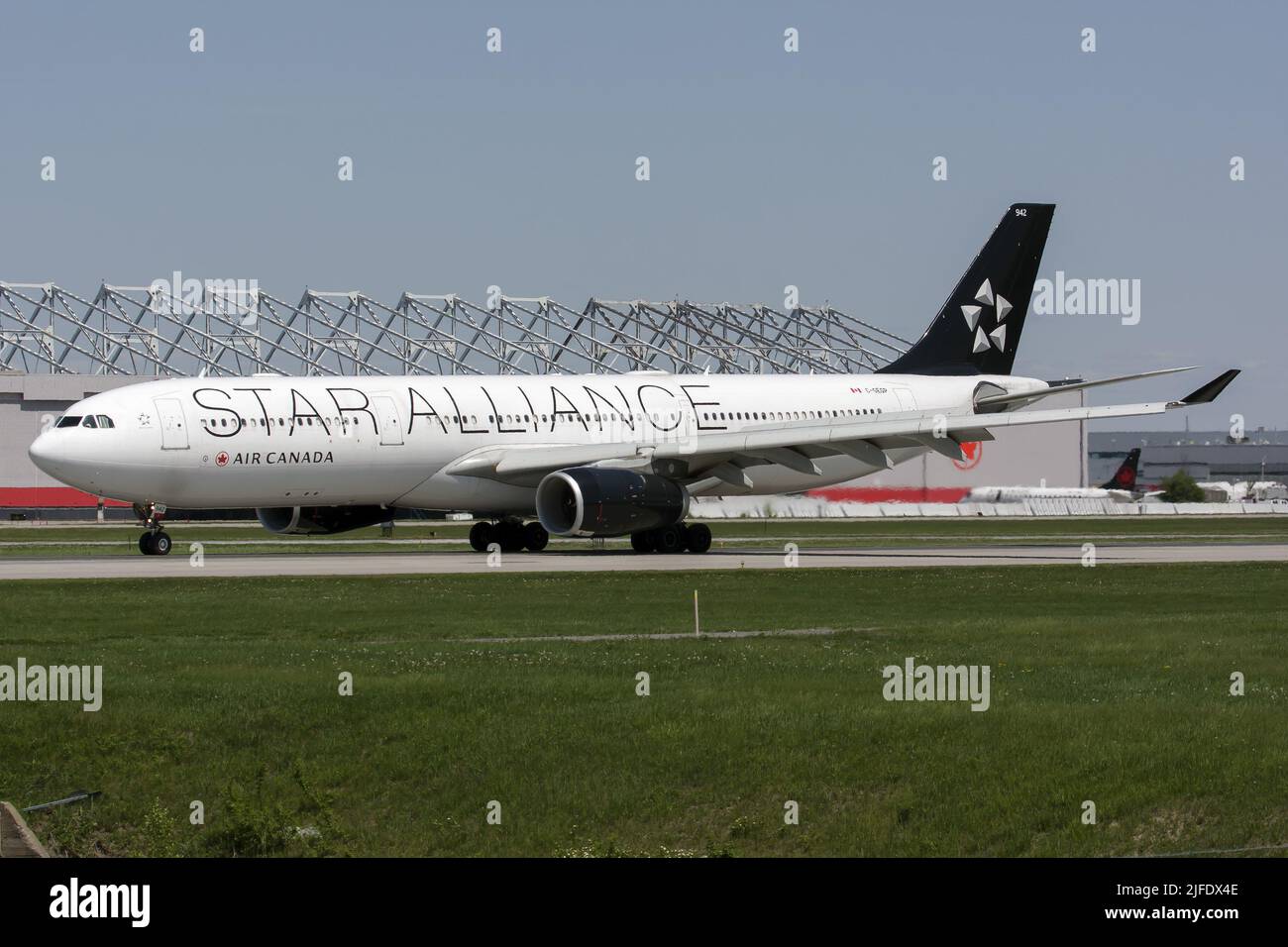 May 25, 2022, Montreal, Quebec, Canada: An Air Canada Airbus 330-300 in Star Alliance livery landing at Montreal Pierre Elliott Trudeau Int'l Airport. Star Alliance is the world's largest global airline alliance. Founded on 14 May 1997, its CEO is Jeffrey Goh and its headquarters is located in Frankfurt am Main, Germany. (Credit Image: © Fabrizio Gandolfo/SOPA Images via ZUMA Press Wire) Stock Photo