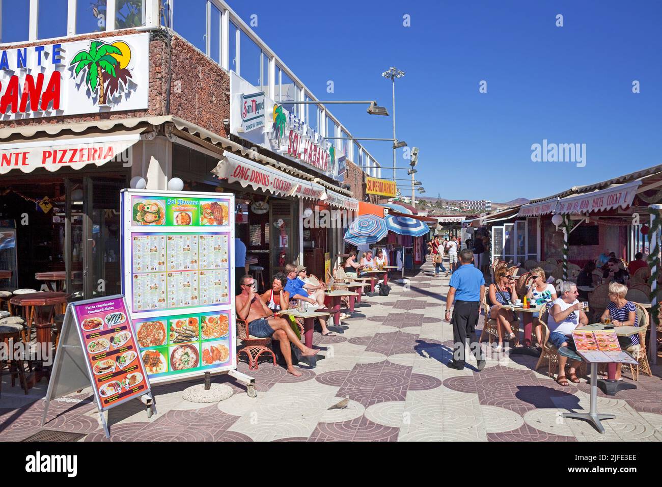 Shops, Bars und Restaurants an der Strandpromenade, Playa del Ingles, Gran Canaria, Kanarische Inseln, Spanien, Europa | Shops, bars and restaurants a Stock Photo