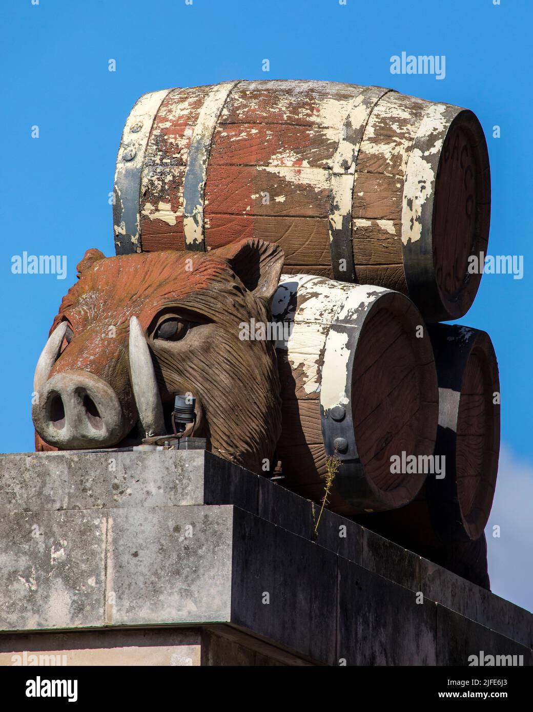 Tobacco Dock, London, UK, 17th November 2019. Igloo pods keep those  watching and enjoying a drink warm. People enjoy spectacular views across  to the City of London at London's trendy Skylight ice