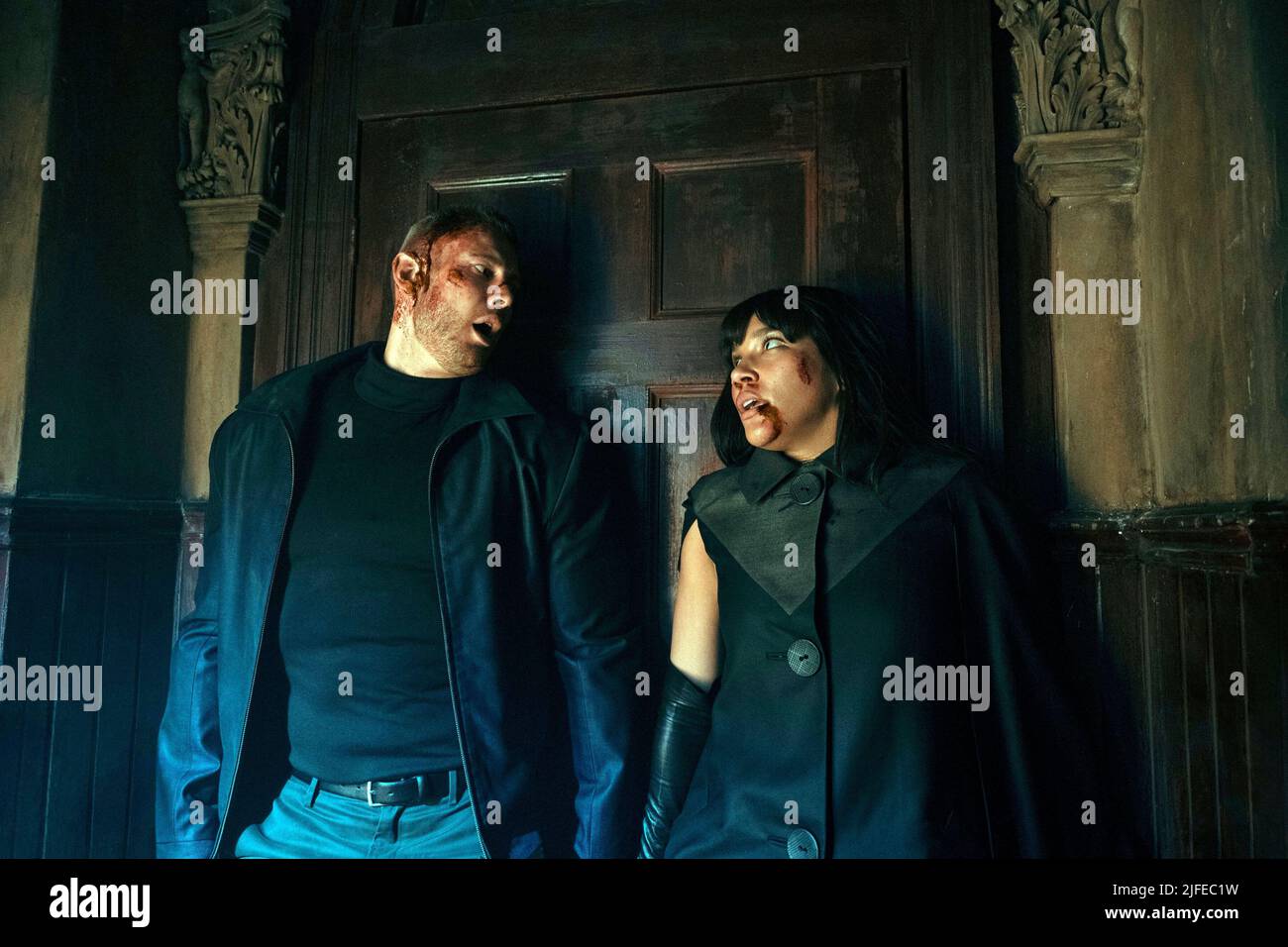 TOM HOPPER and EMMY RAVER-LAMPMAN in THE UMBRELLA ACADEMY (2019), directed by JEREMY SLATER. Credit: NETFLIX / Album Stock Photo
