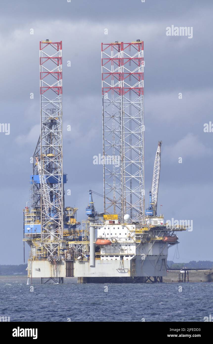 A North Sea oil rig in the Cromarty Firth at Nigg, Scotland, UK, where rigs are decommissioned or serviced - Photo: Geopix Stock Photo