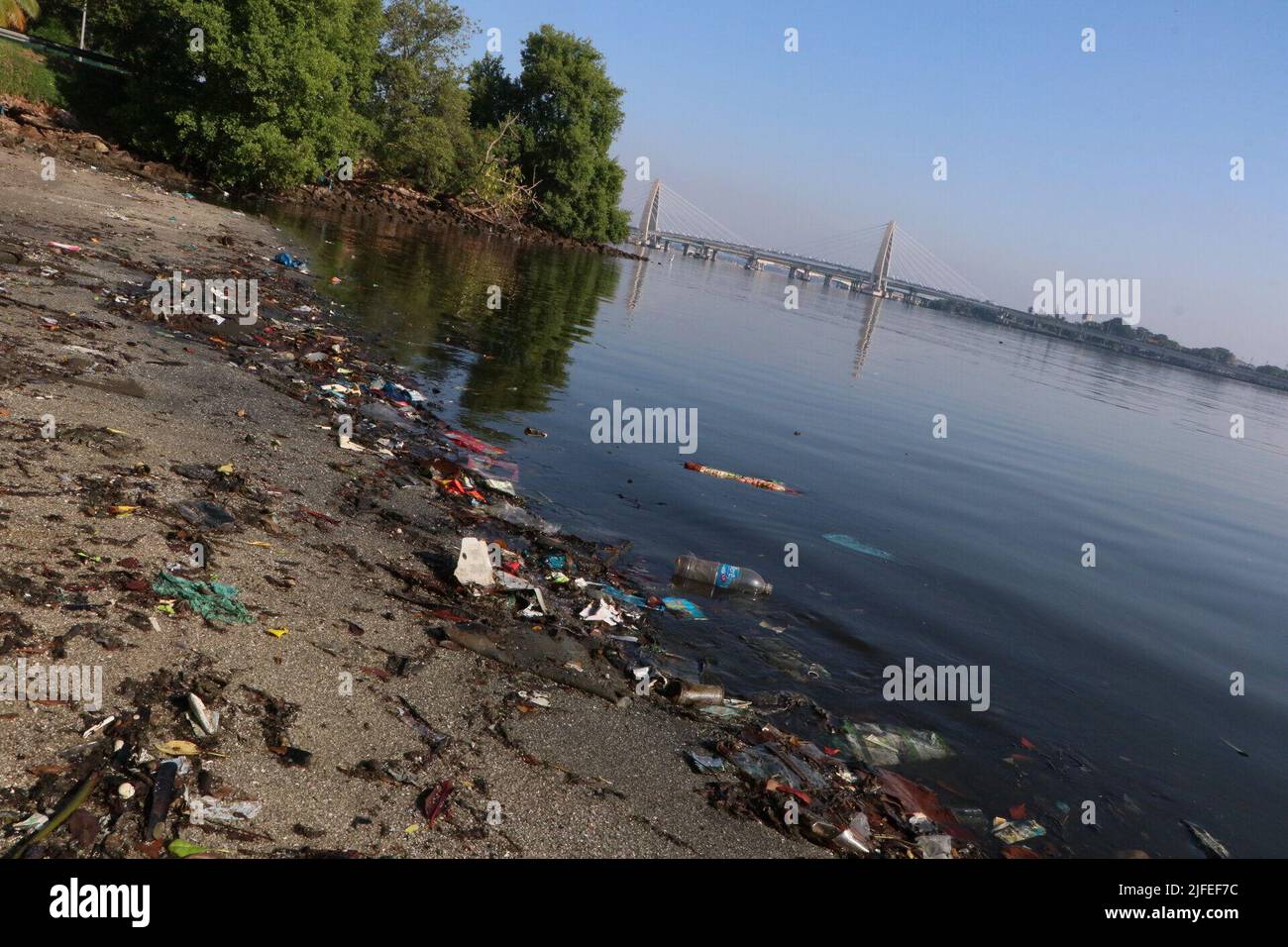 https://c8.alamy.com/comp/2JFEF7C/rio-de-janeiro-rio-de-janeiro-brasil-2nd-july-2022-int-pollution-at-guanabara-bay-in-rio-de-janeiro-july-2-2022-rio-de-janeiro-brazil-images-of-pollution-in-guanabara-bay-a-container-of-leftover-styrofoam-packaging-and-plastic-bags-are-seen-polluting-the-surroundings-of-guanabara-bay-on-ilha-do-fundao-next-to-ufrj-the-banks-are-suffering-the-most-from-pollution-credit-image-jose-lucenathenews2-via-zuma-press-wire-2JFEF7C.jpg