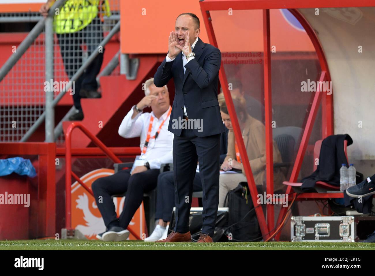 ENSCHEDE - Holland Women coach Mark Parsons during the women's friendly match between the Netherlands and Finland at Stadium De Grolsch Veste on July 2, 2022 in Enschede, Netherlands. ANP GERRIT VAN COLOGNE Stock Photo
