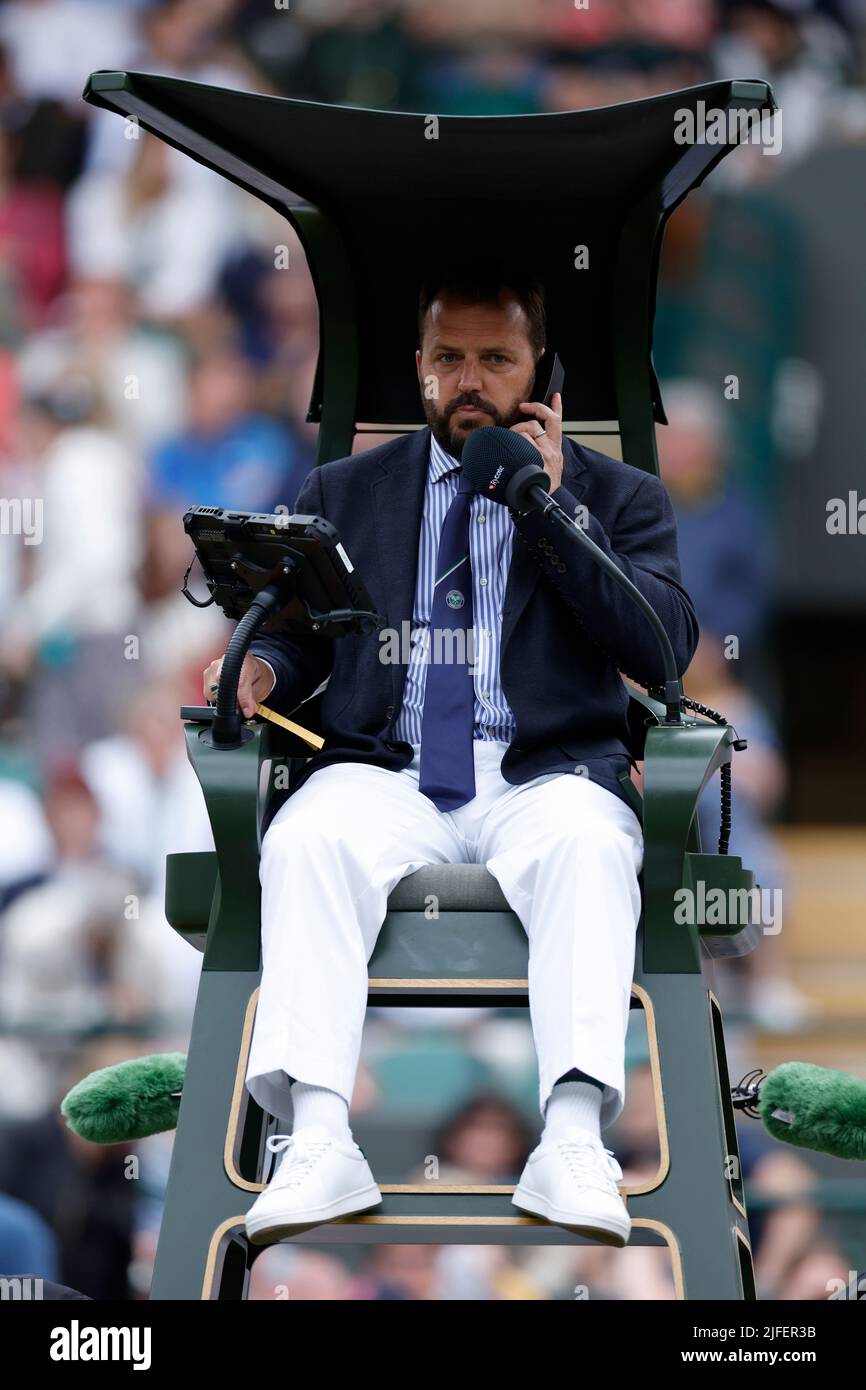 The umpire on the phone during the Men's Singles third round match between Stefanos Tsitsipas and Nick Kyrgios during day six of the 2022 Wimbledon Championships at the All England Lawn Tennis and Croquet Club, Wimbledon. Picture date: Saturday July 2, 2022. Stock Photo