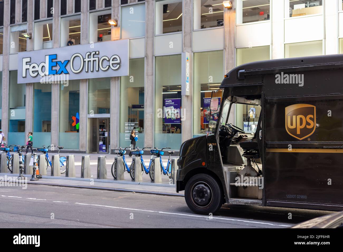 Fedex ups truck hi-res stock photography and images - Alamy