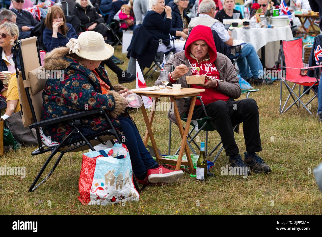 Woodstock, Oxfordshire, UK. 2nd July 2022. Couple eating and drinking. Battle Prom Picnic Concerts. Blenheim Palace. United Kingdom. Credit: Alexander Caminada/Alamy Live News Stock Photo