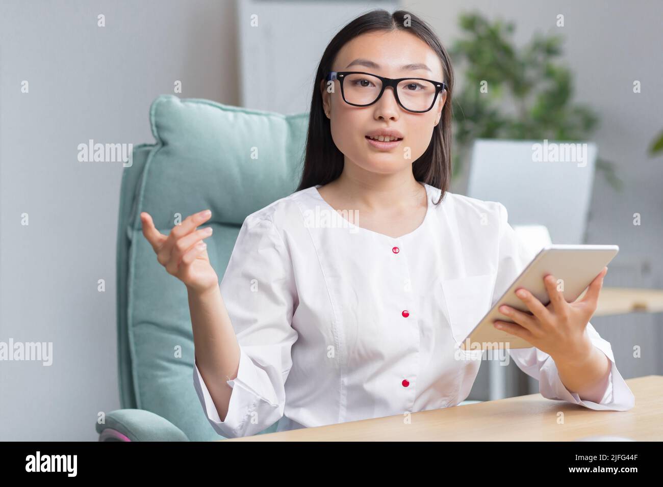Japanese doctor female hi-res stock photography and images - Alamy