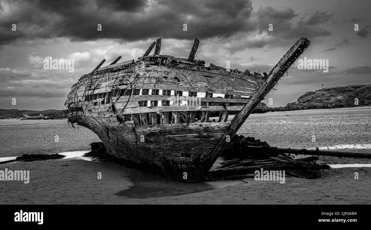 Bad Eddie Shipwreck On Bun Beg Beach Donegal Ireland Stock Photo
