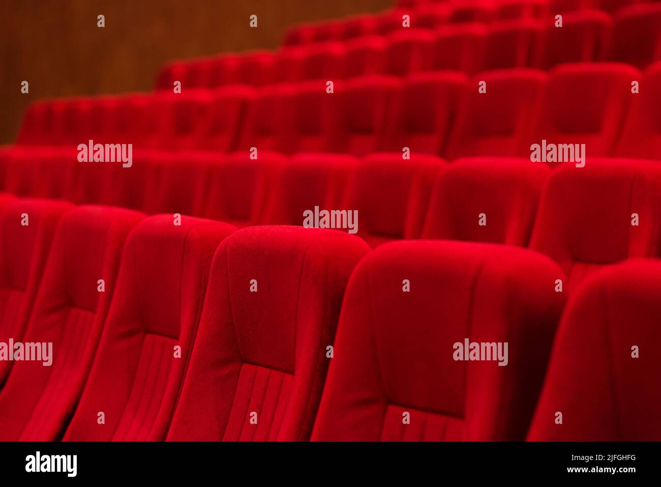 Movie theater screen red seats hi-res stock photography and images - Alamy