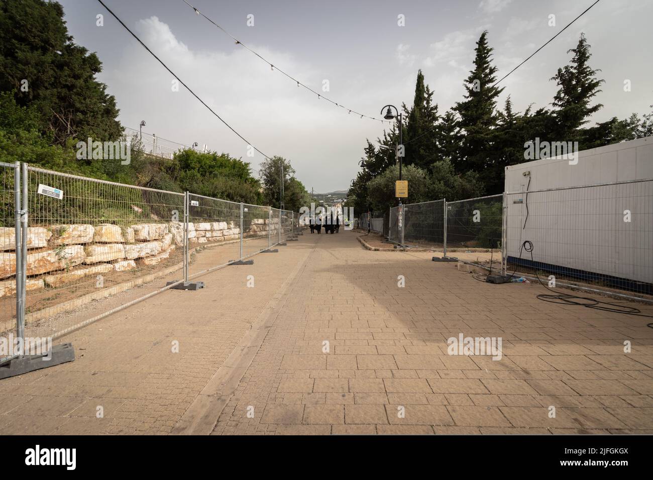 15-05-2022. meron-israel. Fences surrounding the way to the tomb of Rabbi Shimon Bar Yochai in Meron, organizing before the day of celebration Stock Photo
