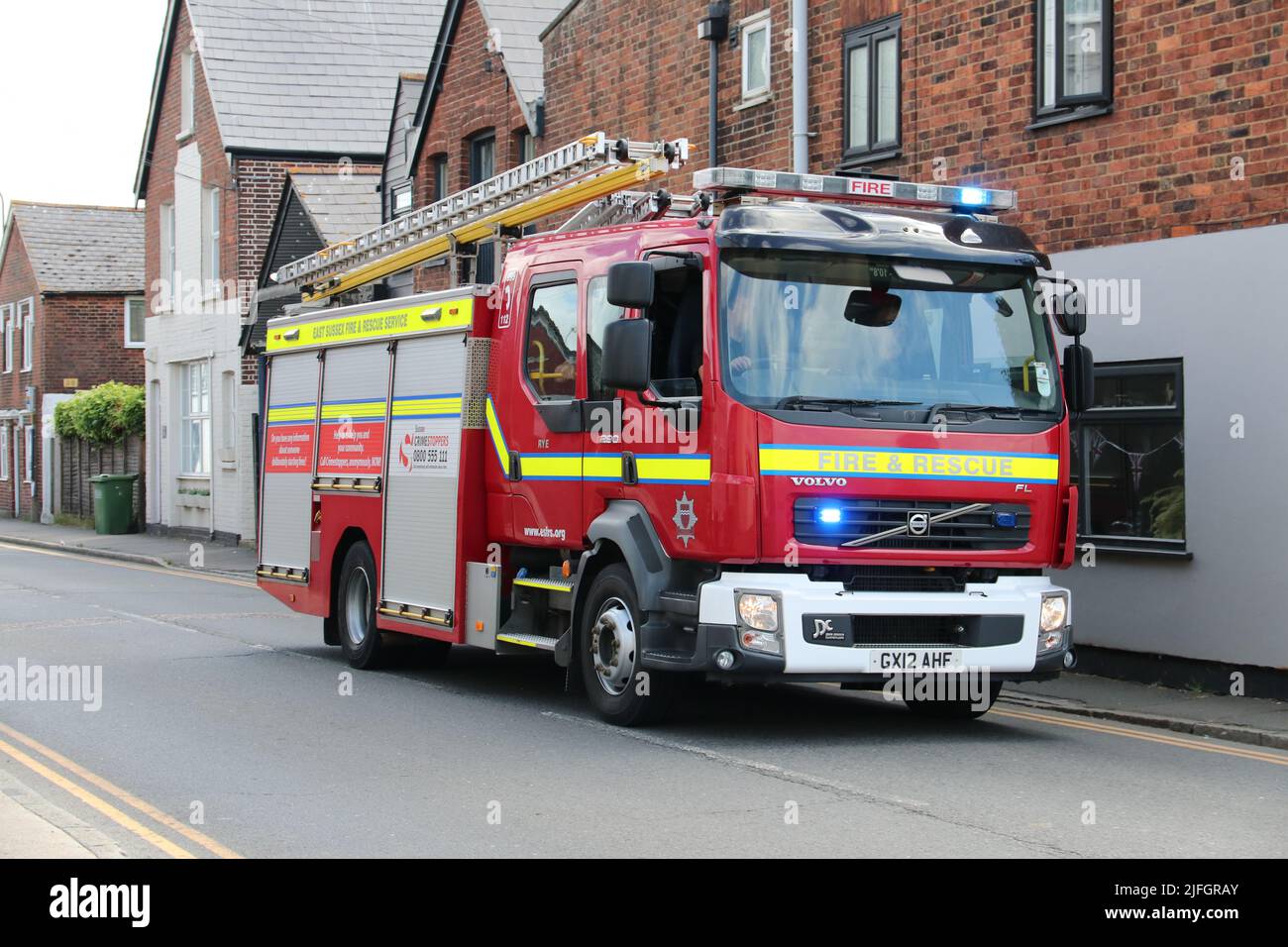 A VOLVO FIRE TRUCK OF EAST SUSSEX FIRE & RESCUE SERVICE ON AN EMERGENCY 999 CALL IN RYE WITH BLUE LIGHTS FLASHING Stock Photo