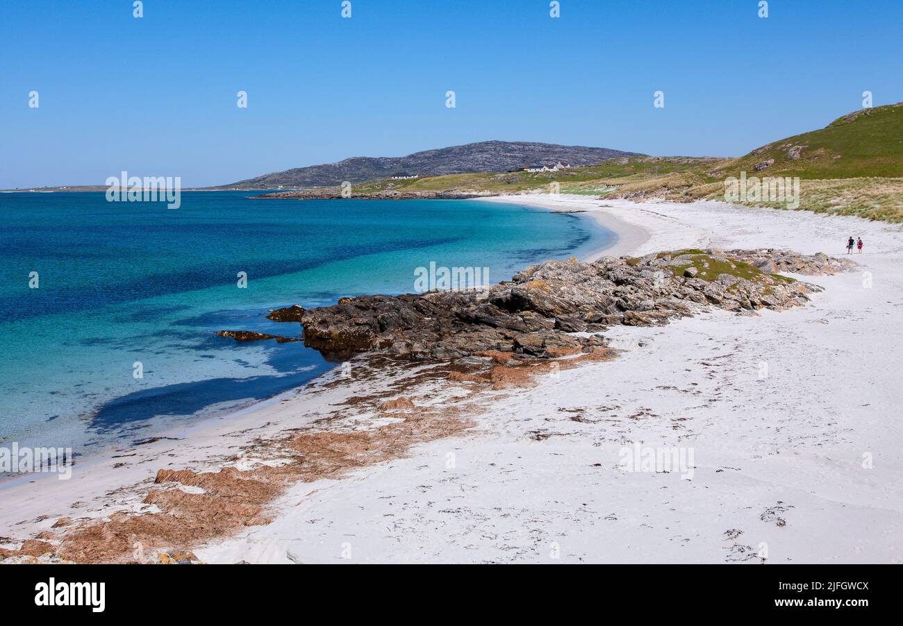 Beach walkers, Polochar, South Uist, Outer Hebrides, Scotland Stock Photo