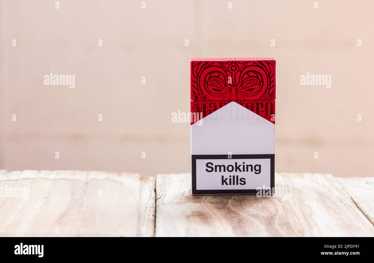 2 paquets de cigarettes est posé sur une table de travail Photo Stock -  Alamy