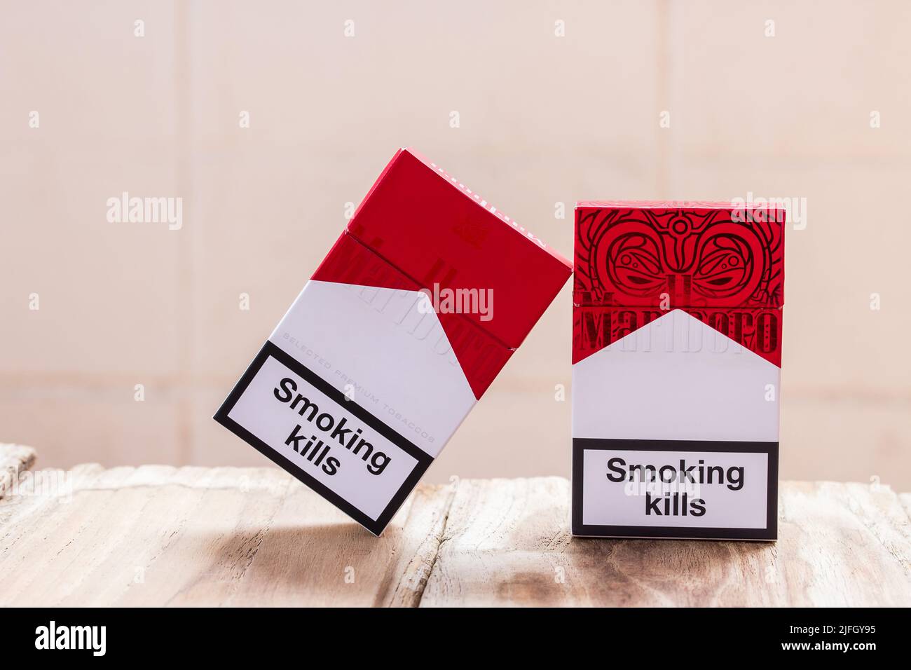 2 paquets de cigarettes est posé sur une table de travail Photo Stock -  Alamy