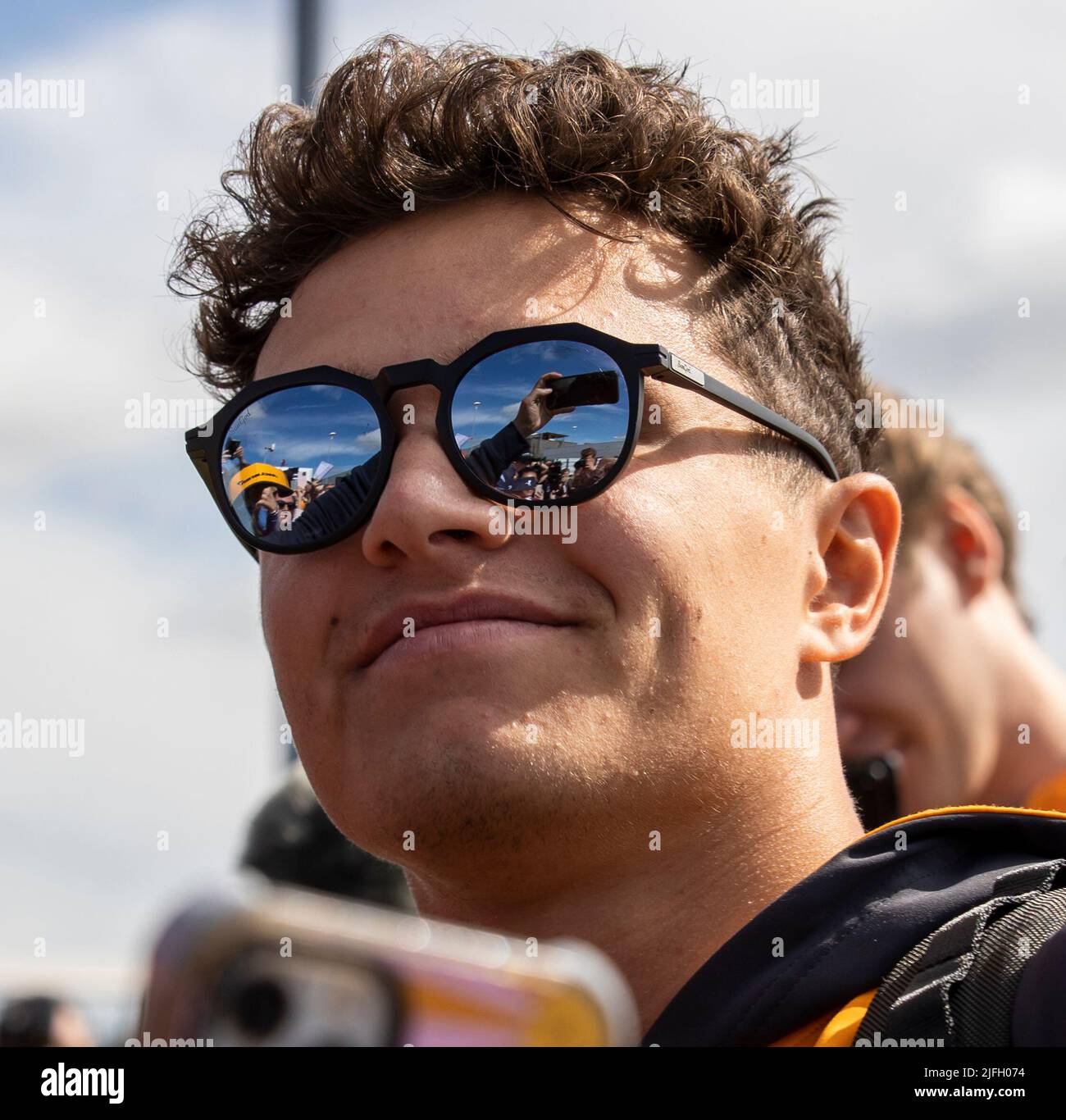 Silverstone, UK. 3rd July 2022, Silverstone Circuit, Silverstone, Northamptonshire, England: British F1 Grand Prix, Race day: McLaren F1 Team driver Lando Norris takes a selfie Credit: Action Plus Sports Images/Alamy Live News Stock Photo