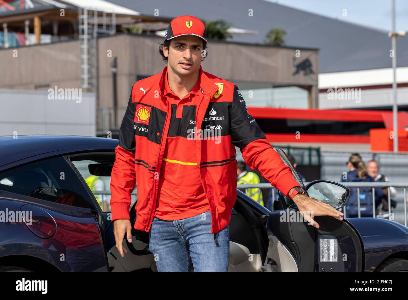Silverstone, UK. 3rd July 2022, Silverstone Circuit, Silverstone, Northamptonshire, England: British F1 Grand Prix, Race day: Pole sitter Scuderia Ferrari driver Carlos Sainz Jr climbs from his Ferrari as he arrives at Silverstone Credit: Action Plus Sports Images/Alamy Live News Stock Photo