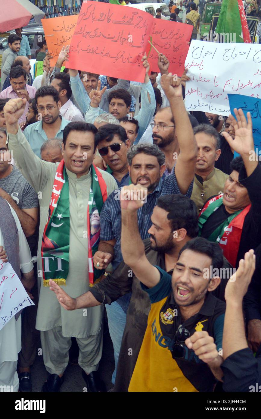 Traders and supporters of Pakistan Tehreek e Insaf (PTI) hold anti-goverment rally against price hike of petroleum and other products at Anarkali Chowk in Lahore, Pakistan, on July 2, 2022. (Photo by Rana Sajid Hussain/Pacific Press/Sipa USA) Stock Photo