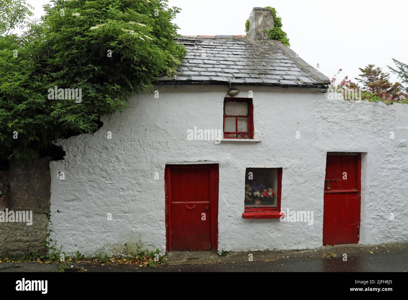 Irish historic cottage hi-res stock photography and images - Alamy