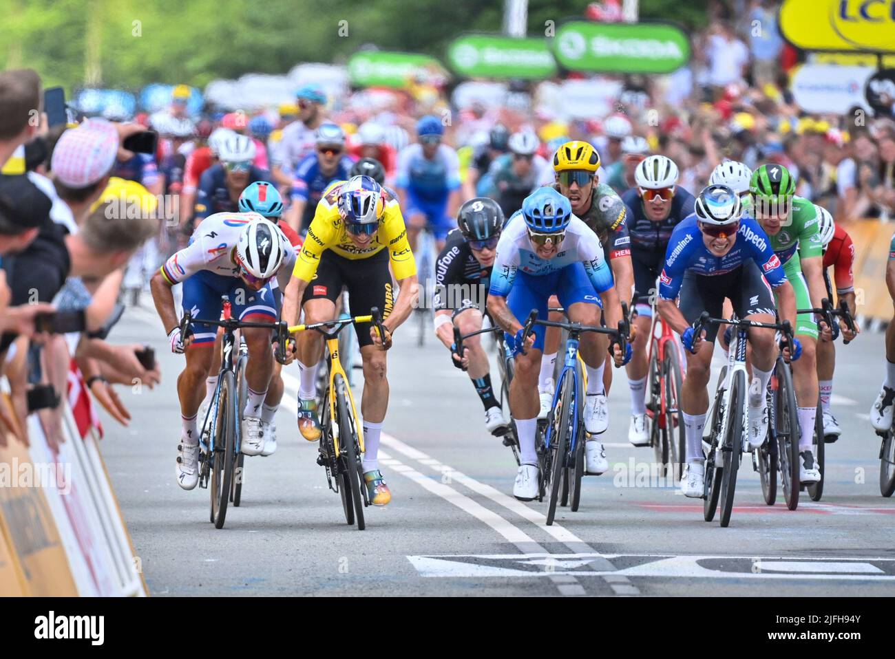 Vejle to Sonderborg, Denmark. 3rd July, 2022. Belgian Wout Van Aert of Jumbo-Visma and Dutch Dylan Groenewegen of BikeExchange-Jayco fight to cross the finish line during stage three of the Tour de France cycling race, 182km from Vejle to Sonderborg, Denmark on Sunday 03 July 2022. This year's Tour de France takes place from 01 to 24 July 2022 and starts with three stages in Denmark. BELGA PHOTO DAVID STOCKMAN Credit: Belga News Agency/Alamy Live News Stock Photo