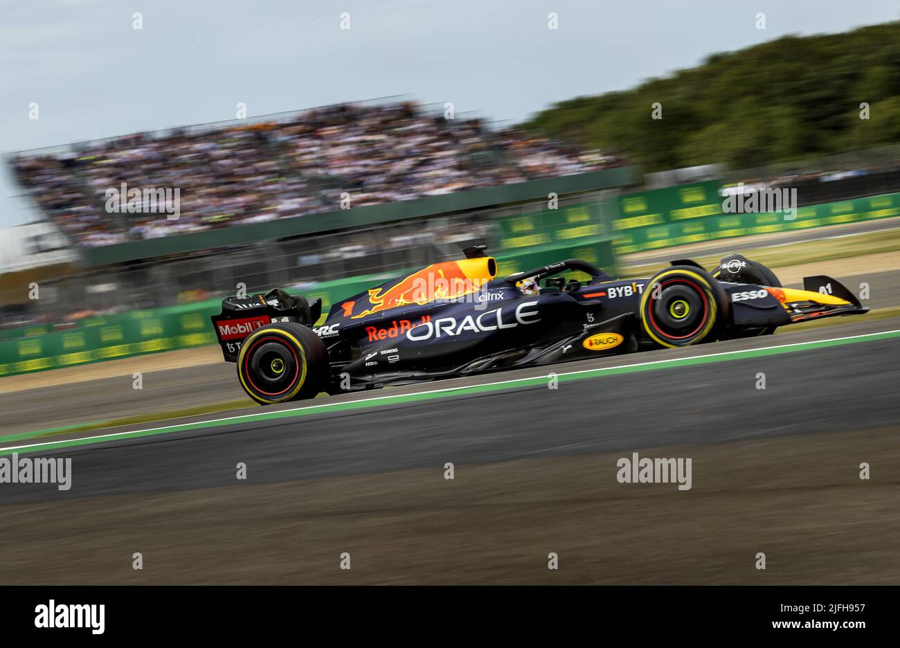 NORTHAMPTON - Max Verstappen (1) with the Oracle Red Bull Racing RB18 ...