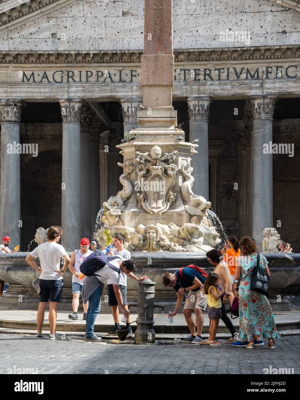 Rome, Italy, July 3th, 2022: People taking water from a dispenser in front of the roman  Parthenon, as extreme heat affected the city during this weekend. Credit: Christian Creixell/Alamy Live News Stock Photo