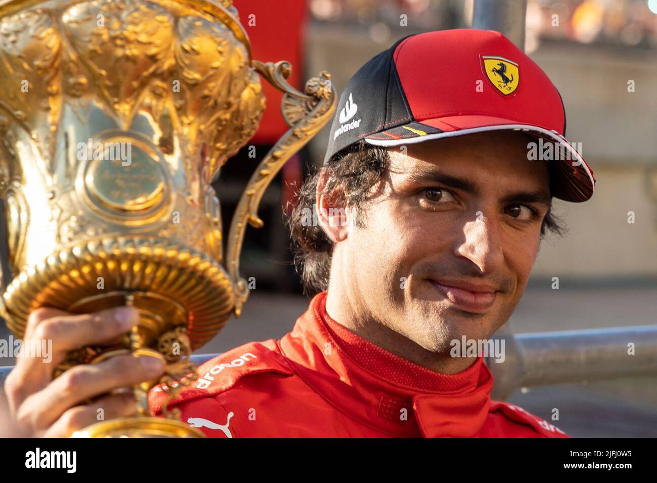 Silverstone, UK. 3rd July 2022,  Silverstone Circuit, Silverstone, Northamptonshire, England: British F1 Grand Prix, Race day: Eyes on the prize for race winner Scuderia Ferrari driver Carlos Sainz Jr Credit: Action Plus Sports Images/Alamy Live News Stock Photo