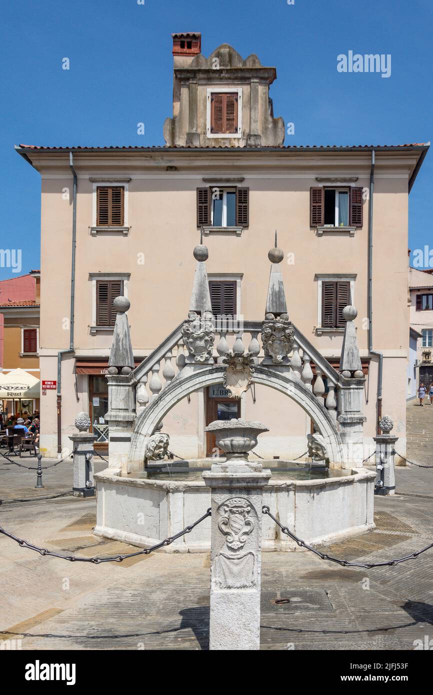 17th Century Da Ponte Fountain (Da Pontejev vodnjak), Preseren Square,  Koper, Slovene Istria, Slovenia Stock Photo