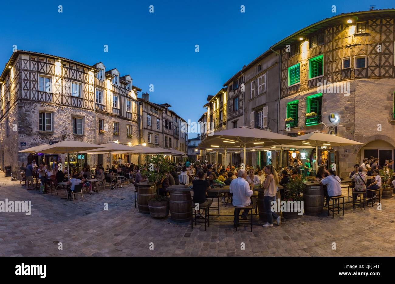 Vue panoramique des terrasses des restaurants du Vieux Limoges Stock