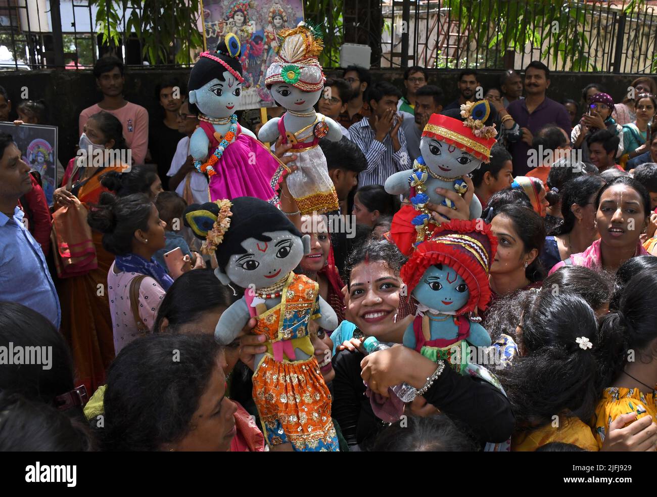 Krishna Rope Mumbai, India. 03rd July, 2022. Devotees seen holding Lord Krishna ...