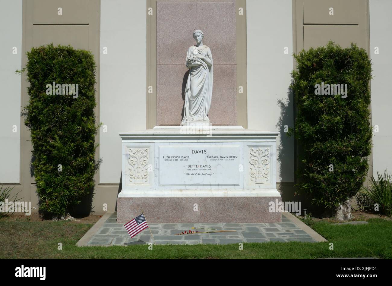 Los Angeles, California, USA 19th June 2022 Actress Bette Davis Grave