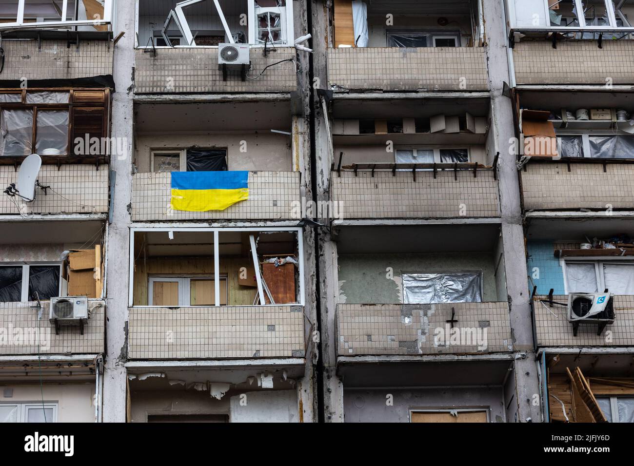 KYIV, UKRAINE - APR 21, 2022: Ukrainian flag on the balcony facade an ...