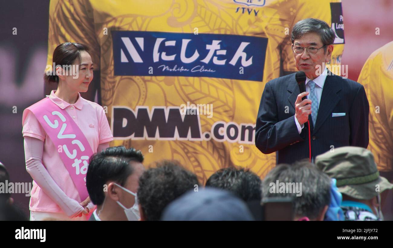 Actor Koji Ishizaka (R) deliver the speech during the campaign for candidate Akiko Ikuina of the Upper House election in Tokyo on July 3, 2022. Credit: AFLO/Alamy Live News Stock Photo
