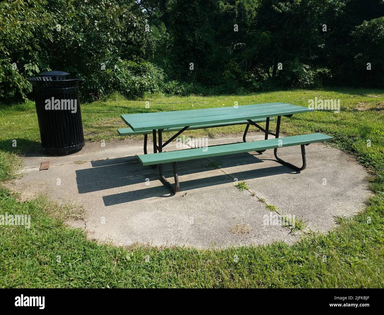 Picnic table in park hi-res stock photography and images - Alamy