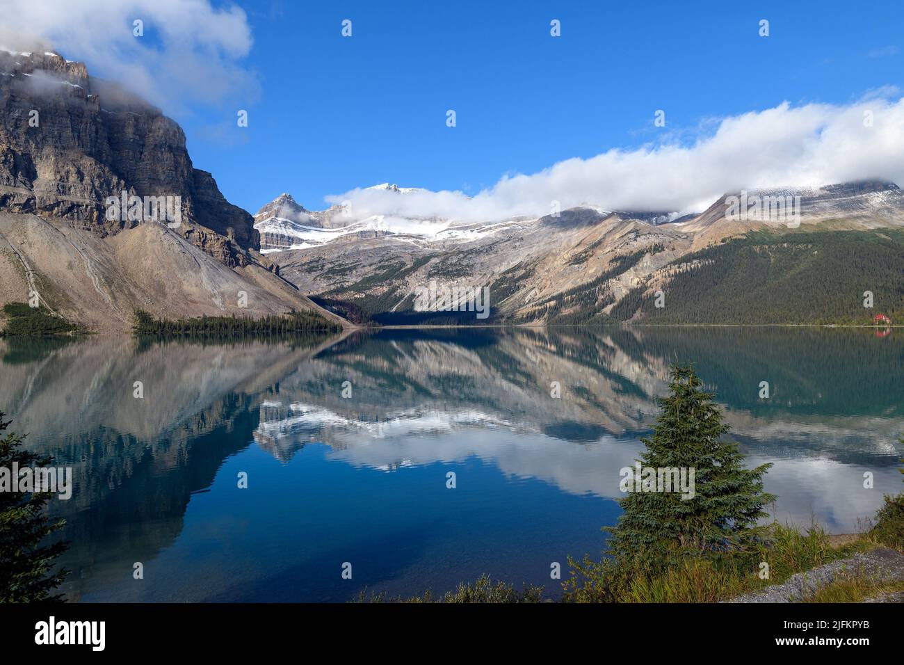 Scenic view of Bow Lake with a reflection of the mountains on the Icefields Parkway in Banff National Park and Jasper National Park. Stock Photo