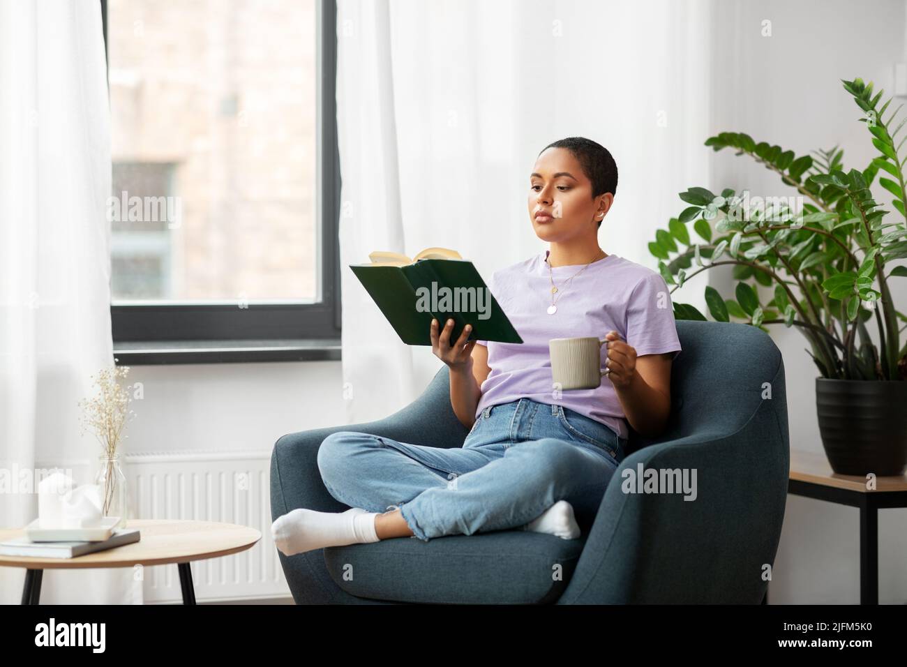 African american woman book hi-res stock photography and images - Alamy