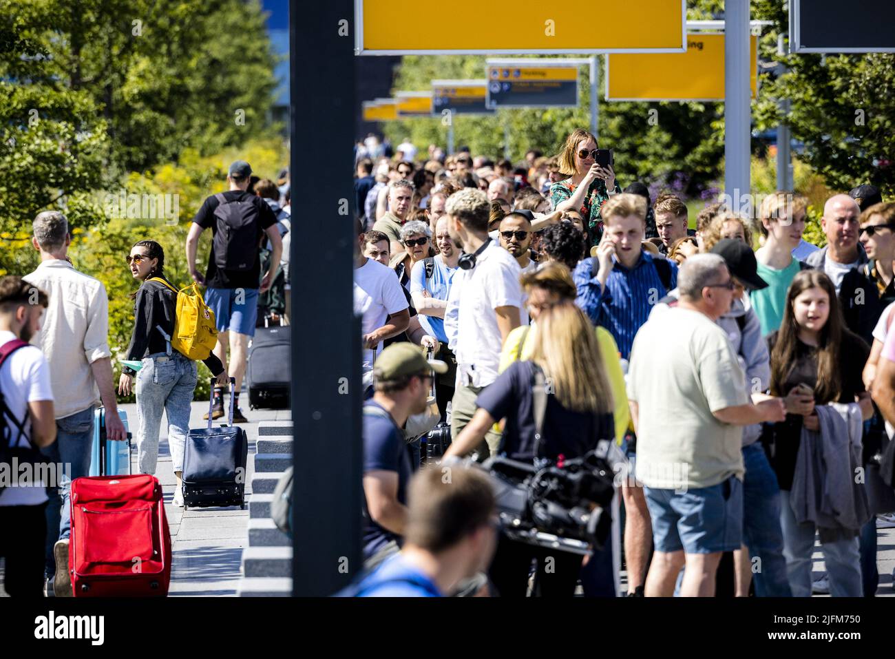 2022-07-04 11:24:30 EINDHOVEN - Long queues in front of the Eindhoven Airport terminal. Due to a lack of staff and the demonstrating farmers, the airport is very busy. ANP ROB ENGELAAR netherlands out - belgium out Stock Photo