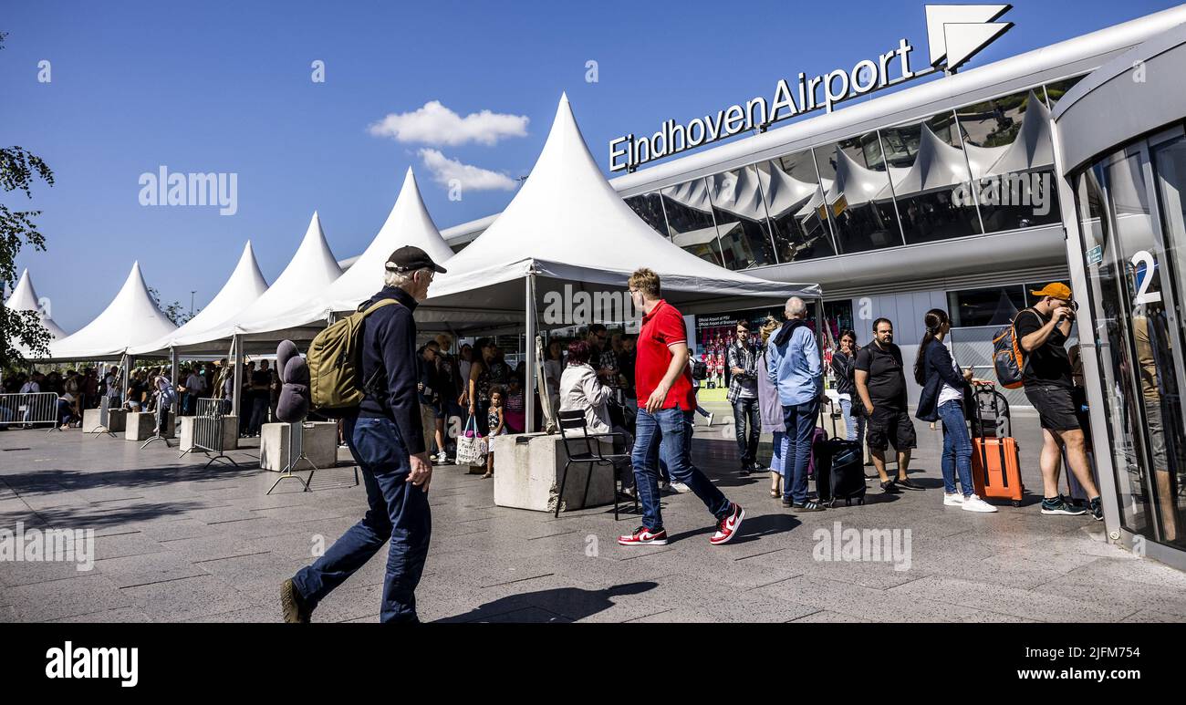 2022-07-04 11:19:53 EINDHOVEN - Long queues in front of the Eindhoven Airport terminal. Due to a lack of staff and the demonstrating farmers, the airport is very busy. ANP ROB ENGELAAR netherlands out - belgium out Stock Photo