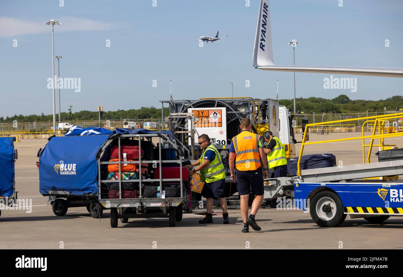 pic shows:  Baggage handlers loading luggage onto a Ryanair flight at London Stansted      Picture by Gavin Rodgers/ Pixel8000  June 2022 Stock Photo