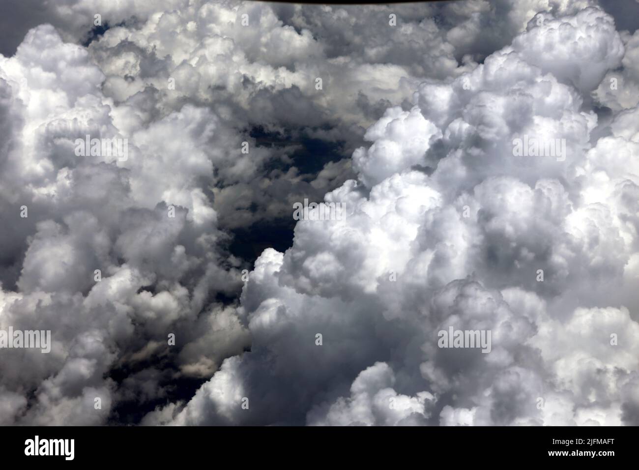 Dichte Quellwolken unter einem Flugzeugflügel. Die Aufnahme entstand über Argentinien Stock Photo