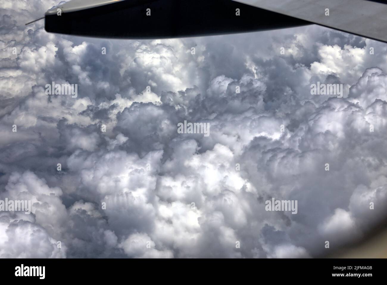 Dichte Quellwolken unter einem Flugzeugflügel. Die Aufnahme entstand über Argentinien Stock Photo