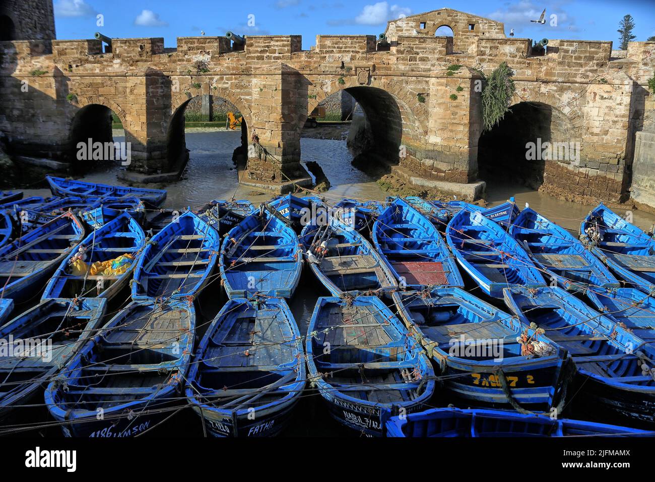 Marokko Essaouria Hafen- blaue Fischerboote vor der Festung 'Castelo Real de Mogador' Stock Photo