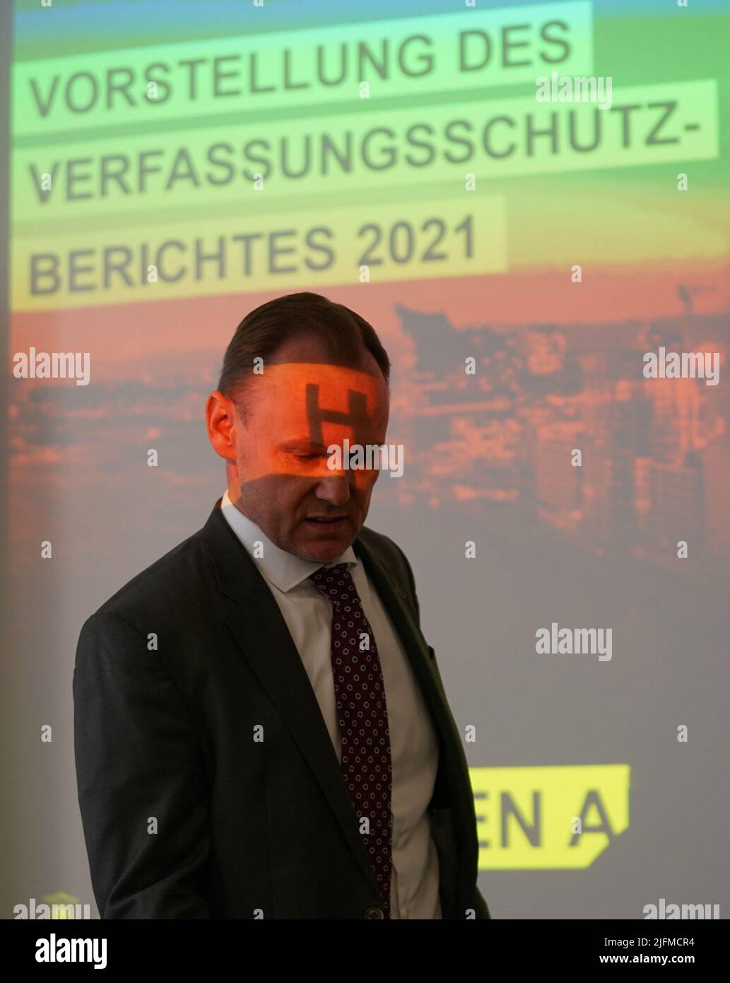 Hamburg, Germany. 04th July, 2022. Andy Grote (SPD), Senator for the Interior and Sports, goes to a press conference on the occasion of the presentation of the new report on the protection of the constitution. Credit: Marcus Brandt/dpa/Alamy Live News Stock Photo