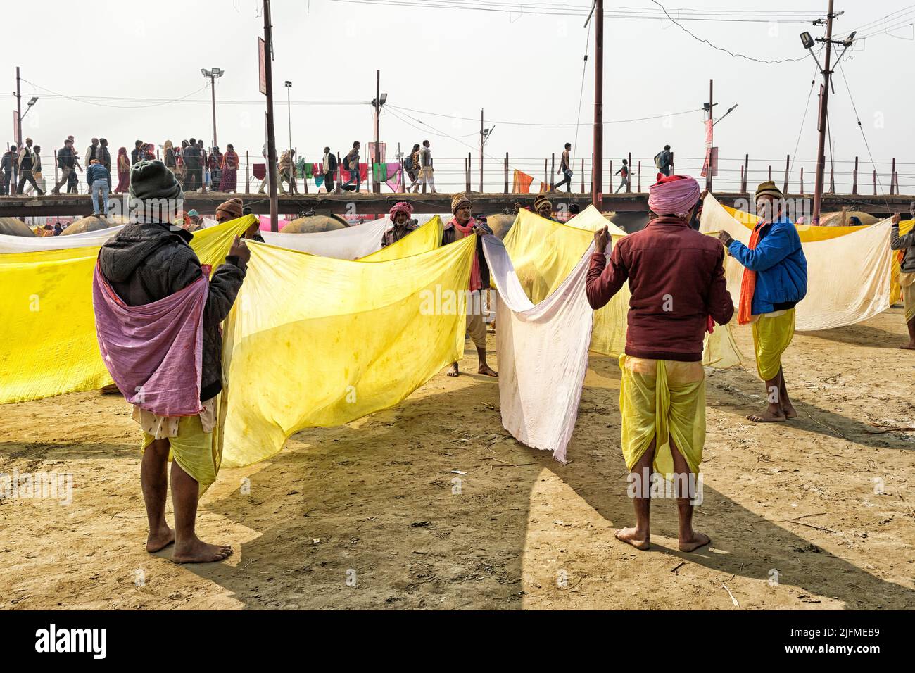 Pilgrims stretching out washing to dry, Allahabad Kumbh Mela, World’s largest religious gathering, Uttar Pradesh, India Stock Photo