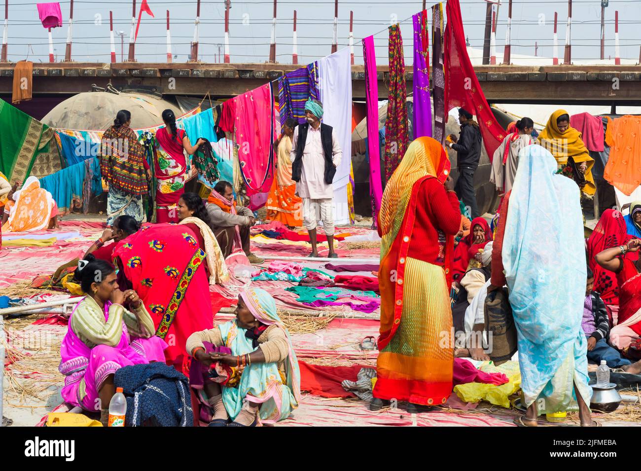 Pilgrims in front of a temporary pontoon and stretching out washing to dry, Allahabad Kumbh Mela, World’s largest religious gathering, Uttar Pradesh, Stock Photo