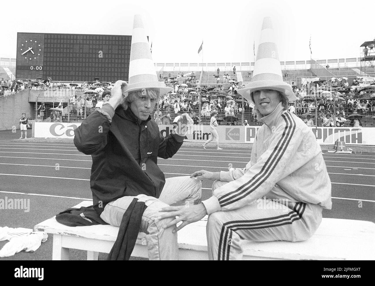 ARCHIVE PHOTO: Carlo THRAENHARDT will be 65 years old on July 5, 2022, Dietmar MOEGENBURG and Carlo THRAENHARDT (left), Germany, high jumper, high jump, sit relaxed on a bench and have set cones on their heads, humor, joke, with the Germans Athletics Championships in Stuttgart, August 3rd, 1985, black and white photo. Stock Photo