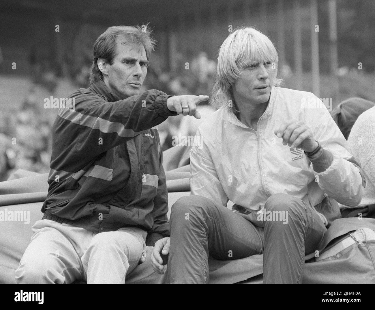 ARCHIVE PHOTO: Carlo THRAENHARDT will be 65 years old on July 5, 2022, Carlo THRAENHARDT (right), Germany, high jumper, high jump, in conversation with coach Gerd OSENBERG, sitting on a jumping mat, at the German Team Championships in Athletics, June 11th, 1988, SW -Recording. Stock Photo