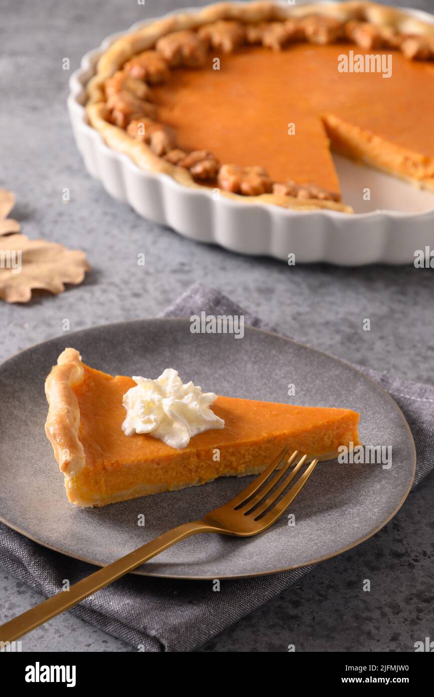 Traditional Russian sliced pie Kurnik close up on a slate board on the  table. vertical Stock Photo - Alamy