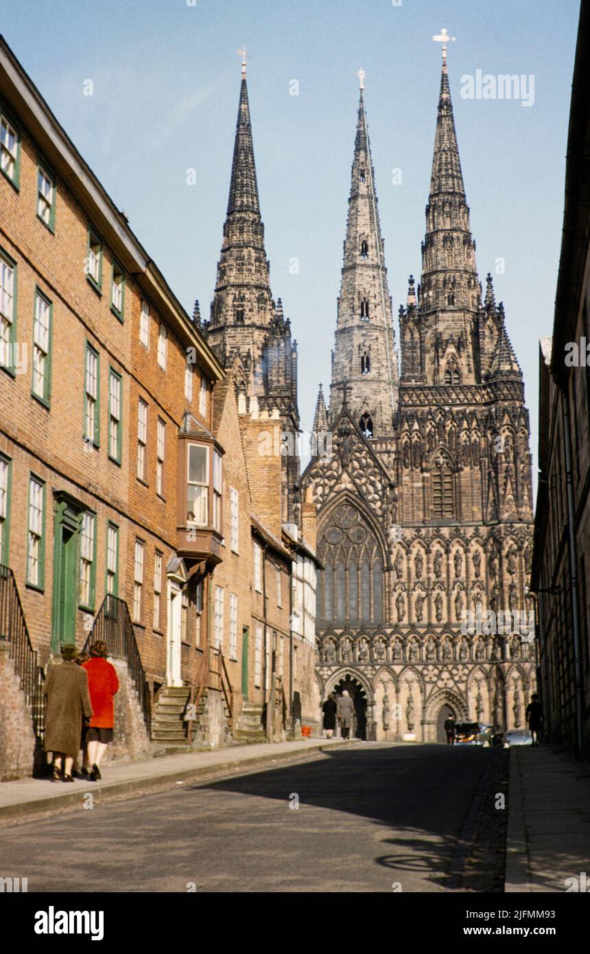 People walking in The Close towards Lichfield cathedral church, Lichfield, Staffordshire, England, UK early 1960s Stock Photo