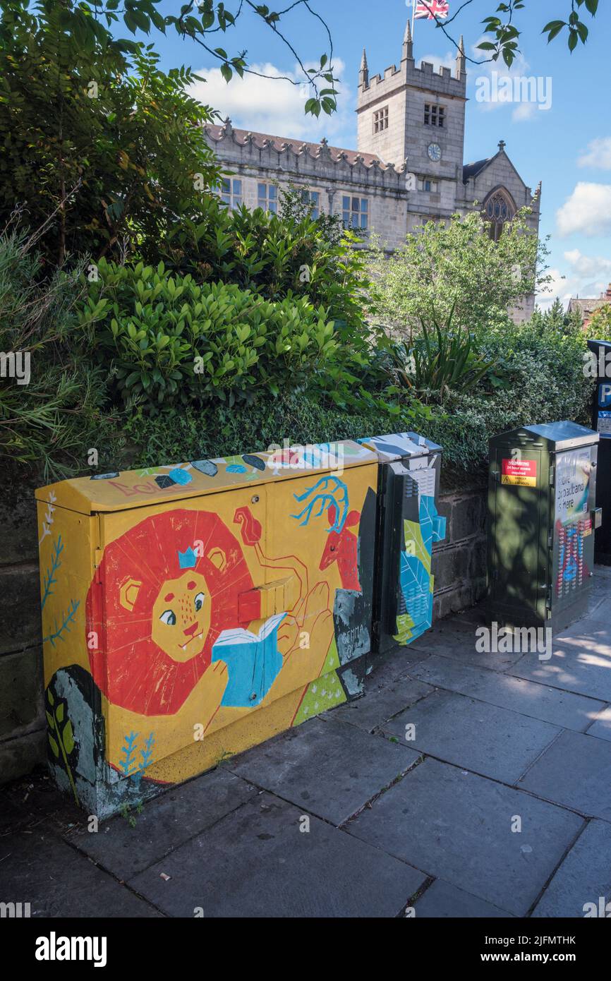 Mural on BT utility box with Shrewsbury Library in the background, Castle Street, Shrewsbury, Shropshire Stock Photo